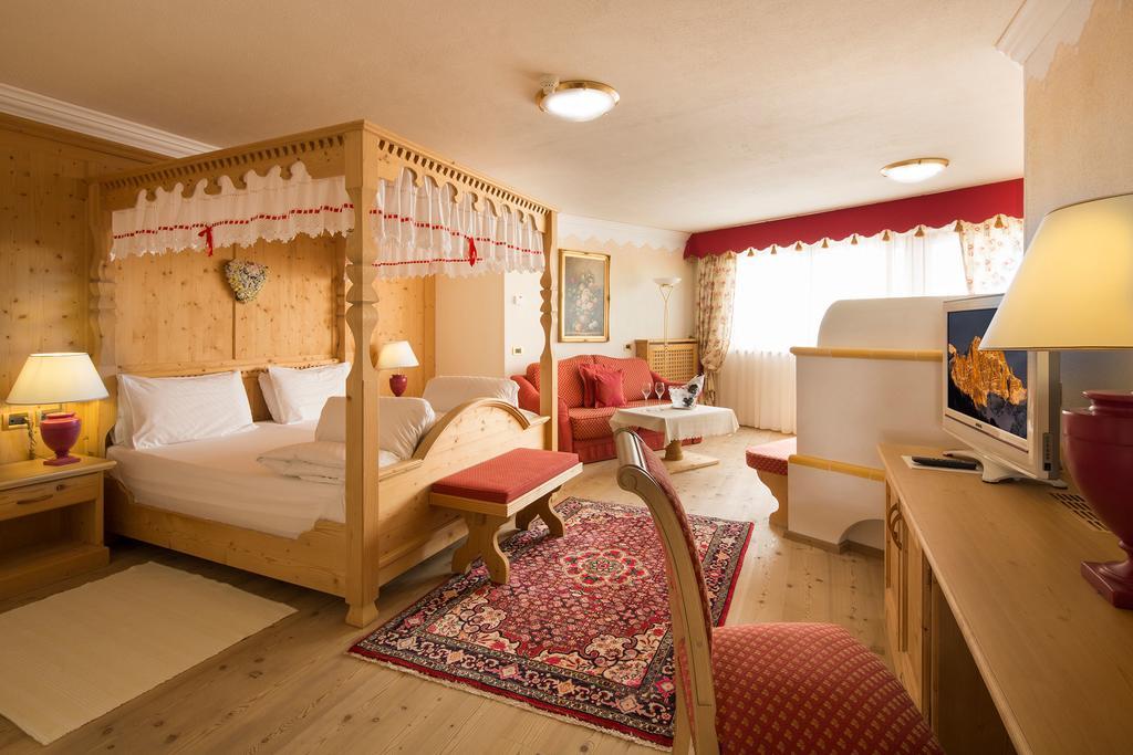 Hotel Sassongher Корвара-ин-Бадия Экстерьер фото